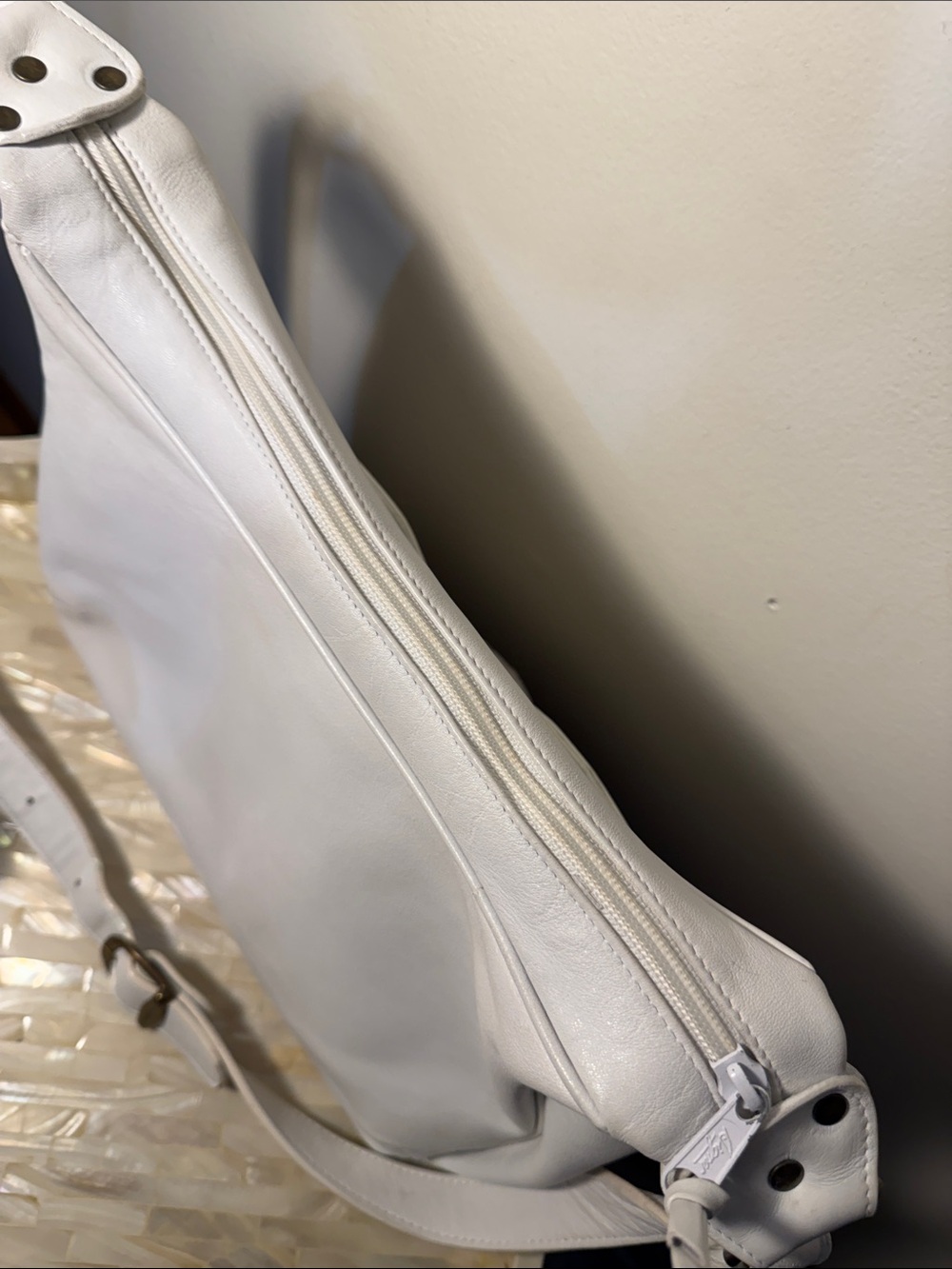 Etienne Aigner White Leather Shoulder Bag with Gold-Tone Logo - Picture 5 of 6